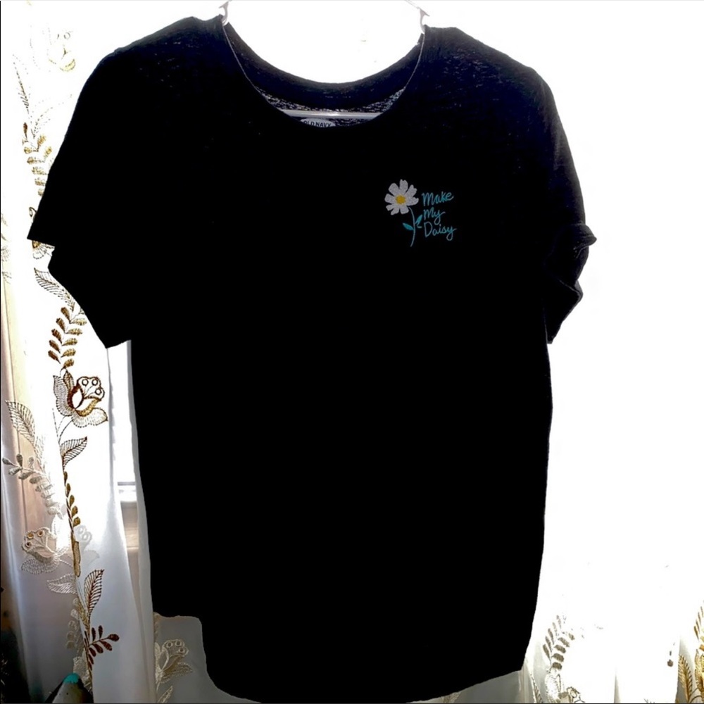 shirt with daisy on it